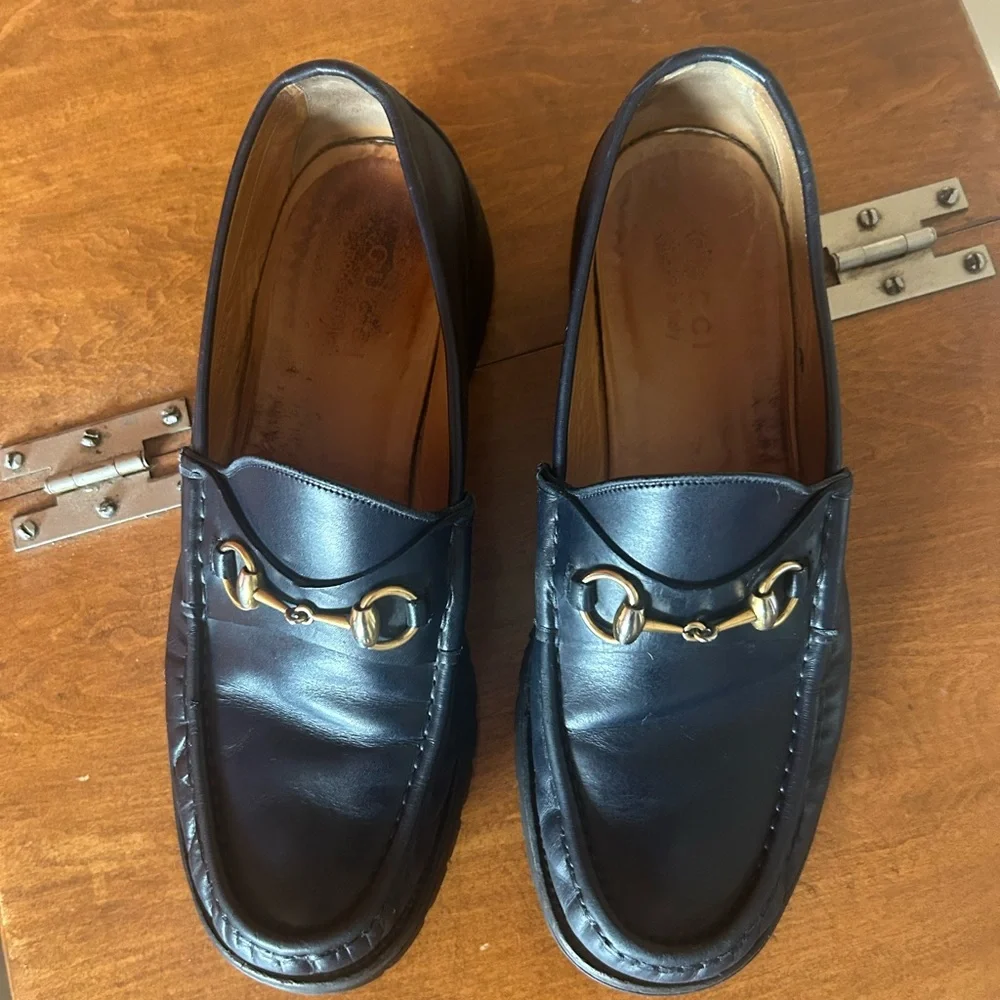 GUCCI men’s navy blue Horsebit leather loafers